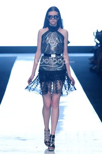 Jakarta, Indonesia - 19 Oktober. Tex Saverio Bringing Indonesia to The World. Jakarta Fashion Week 2014 at Senayan City, 19 Oktober 2013. Jakarta. [Foto: Mohammad Abduh/Wolipop]