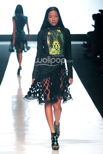 Jakarta, Indonesia - 19 Oktober. Tex Saverio Bringing Indonesia to The World. Jakarta Fashion Week 2014 at Senayan City, 19 Oktober 2013. Jakarta. [Foto: Mohammad Abduh/Wolipop]