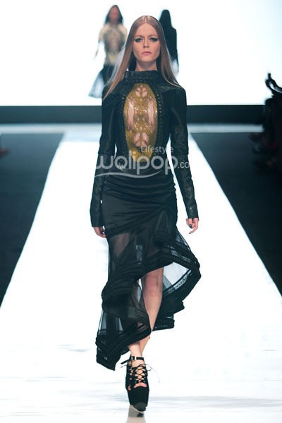 Jakarta, Indonesia - 19 Oktober. Tex Saverio Bringing Indonesia to The World. Jakarta Fashion Week 2014 at Senayan City, 19 Oktober 2013. Jakarta. [Foto: Mohammad Abduh/Wolipop]