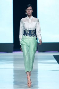 Jakarta, Indonesia - 19 Oktober. Toton Januar Sultan and the Mermaid Queen Fathom. Jakarta Fashion Week 2014 at Senayan City. 19 Oktober 2013. Jakarta. [Foto: Mohammad Abduh/Wolipop]