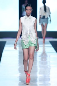 Jakarta, Indonesia - 19 Oktober. Toton Januar Sultan and the Mermaid Queen Fathom. Jakarta Fashion Week 2014 at Senayan City. 19 Oktober 2013. Jakarta. [Foto: Mohammad Abduh/Wolipop]