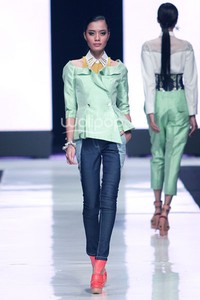 Jakarta, Indonesia - 19 Oktober. Toton Januar Sultan and the Mermaid Queen Fathom. Jakarta Fashion Week 2014 at Senayan City. 19 Oktober 2013. Jakarta. [Foto: Mohammad Abduh/Wolipop]