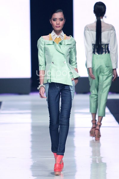 Jakarta, Indonesia - 19 Oktober. Toton Januar Sultan and the Mermaid Queen Fathom. Jakarta Fashion Week 2014 at Senayan City. 19 Oktober 2013. Jakarta. [Foto: Mohammad Abduh/Wolipop]