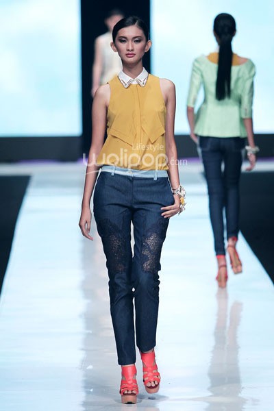 Jakarta, Indonesia - 19 Oktober. Toton Januar Sultan and the Mermaid Queen Fathom. Jakarta Fashion Week 2014 at Senayan City. 19 Oktober 2013. Jakarta. [Foto: Mohammad Abduh/Wolipop]