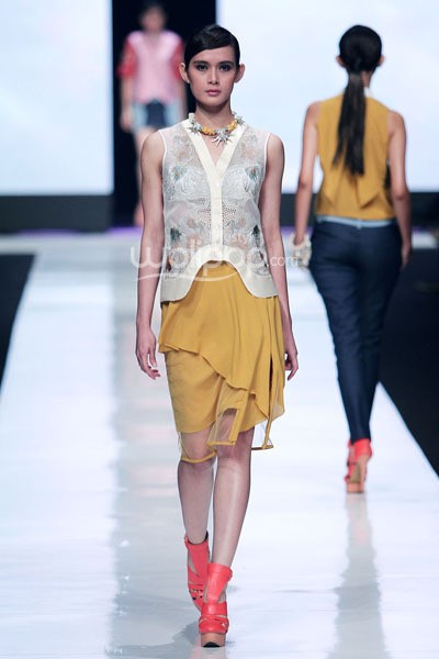 Jakarta, Indonesia - 19 Oktober. Toton Januar Sultan and the Mermaid Queen Fathom. Jakarta Fashion Week 2014 at Senayan City. 19 Oktober 2013. Jakarta. [Foto: Mohammad Abduh/Wolipop]