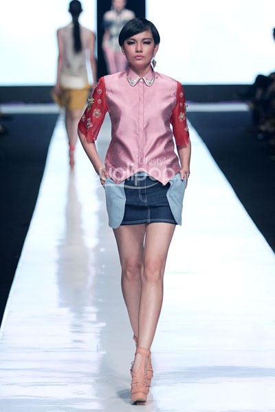 Jakarta, Indonesia - 19 Oktober. Toton Januar Sultan and the Mermaid Queen Fathom. Jakarta Fashion Week 2014 at Senayan City. 19 Oktober 2013. Jakarta. [Foto: Mohammad Abduh/Wolipop]