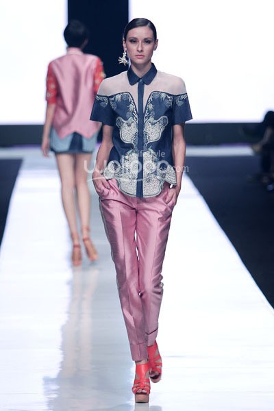 Jakarta, Indonesia - 19 Oktober. Toton Januar Sultan and the Mermaid Queen Fathom. Jakarta Fashion Week 2014 at Senayan City. 19 Oktober 2013. Jakarta. [Foto: Mohammad Abduh/Wolipop]