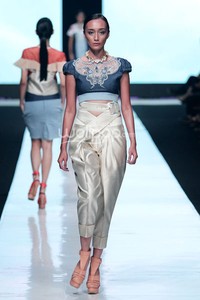 Jakarta, Indonesia - 19 Oktober. Toton Januar Sultan and the Mermaid Queen Fathom. Jakarta Fashion Week 2014 at Senayan City. 19 Oktober 2013. Jakarta. [Foto: Mohammad Abduh/Wolipop]