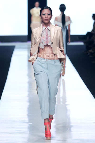 Jakarta, Indonesia - 19 Oktober. Toton Januar Sultan and the Mermaid Queen Fathom. Jakarta Fashion Week 2014 at Senayan City. 19 Oktober 2013. Jakarta. [Foto: Mohammad Abduh/Wolipop]