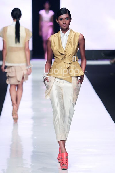 Jakarta, Indonesia - 19 Oktober. Toton Januar Sultan and the Mermaid Queen Fathom. Jakarta Fashion Week 2014 at Senayan City. 19 Oktober 2013. Jakarta. [Foto: Mohammad Abduh/Wolipop]