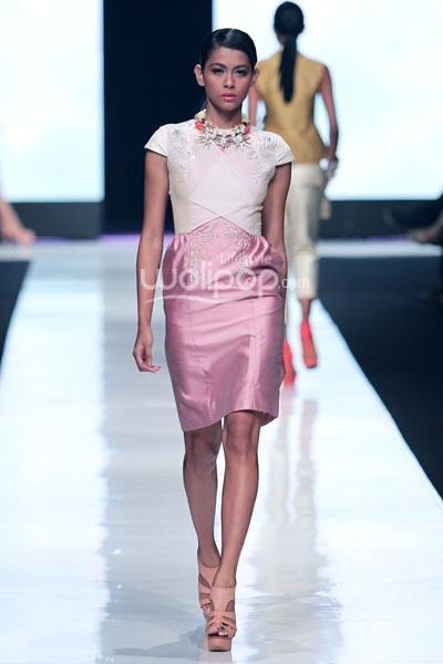 Jakarta, Indonesia - 19 Oktober. Toton Januar Sultan and the Mermaid Queen Fathom. Jakarta Fashion Week 2014 at Senayan City. 19 Oktober 2013. Jakarta. [Foto: Mohammad Abduh/Wolipop]