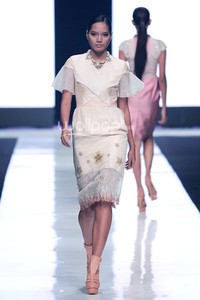 Jakarta, Indonesia - 19 Oktober. Toton Januar Sultan and the Mermaid Queen Fathom. Jakarta Fashion Week 2014 at Senayan City. 19 Oktober 2013. Jakarta. [Foto: Mohammad Abduh/Wolipop]