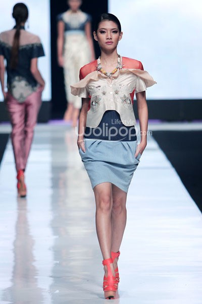 Jakarta, Indonesia - 19 Oktober. Toton Januar Sultan and the Mermaid Queen Fathom. Jakarta Fashion Week 2014 at Senayan City. 19 Oktober 2013. Jakarta. [Foto: Mohammad Abduh/Wolipop]