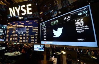 Namun setelah disepakati, akhirnya harga sahamnya dipatok USD 26 per lembar. Dengan harga sahamnya itu, Twitter bisa menjaring dana hingga USD 1,82 miliar sekitar Rp 19 triliun. (kredit foto: getty images)