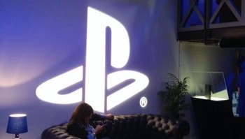     Apartemen 4, demikian nama yang disematkan oleh pemiliknya. Bukannya tanpa alasan, penggunaan nama Apartment 4 erat kaitannya dengan PlayStation 4 yang merupakan konsol game teranyar Sony. (kredit foto: dualshockers)
