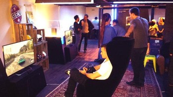 Meski memiliki interior layaknya isi sebuah apartemen pada umumnya, Apartment 4 bukanlah sebuah tempat tinggal, melainkan tempat berkumpul bagi gamer yang ingin merasakan ‘dunia’ PlayStation 4. (kredit foto: dualshockers)