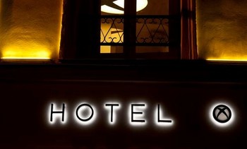     Hotel Xbox One, terlihat logo khas Xbos yang terpampang pada bagian depan hotel tersebut. (kredit foto: @XboxFR)