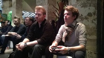    Terlihat beberapa gamer sedang menikmati game Xbox One. (kredit foto: @XboxFR)