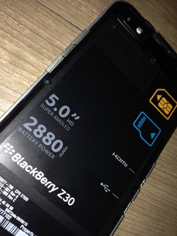 Dimulai dari bagian belakang yang mengandalkan material dengan permukaan ala carbon-fiber, BlackBerry Z30 seakan ingin menonjolkan ketangguhan yang dimilikinya.