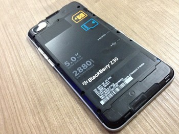 Adapun pada bagian sisi bodi Z30, terdapat jack audio 3,5 inch, tombol power dan tombol volume yang berpadu dengan aksen silver yang membingkainya.