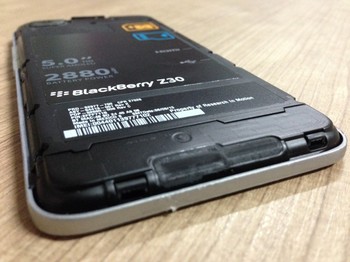 Layarnya seluas 5 inch, terbesar di antara handset BlackBerry model lain. Selain mengandalkan teknologi Super Amoled, resolusinya pun memadai dengan 1.280 x 720 pixel dan memiliki kepadatan 285 pixel per inch. Meski tidak terlalu spektakuler dan resolusinya belum definisi tinggi, layarnya terlihat jernih.