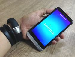 BlackBerry Z30, Ponsel Jumbo Tahan Banting