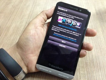 Kapan peluncurannya? Tunggu saja tanggal mainnya, dalam waktu dekat ini akan kami luncurkan. Untuk harga resminya juga baru boleh kami ungkap nanti saat peluncuran, kata para petinggi BlackBerry yang hadir.