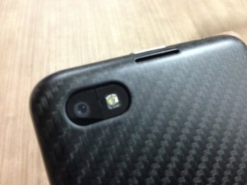 Meski bodi Z30 ini lumayan besar di genggaman tangan, namun ponsel terbaru BlackBerry 10 ini memang harus diakui cukup tangguh.