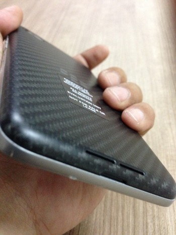 Saya pernah nggak sengaja menjatuhkan Z30 ini ke aspal, ternyata masih baik-baik saja, klaim salah seorang petinggi BlackBerry.