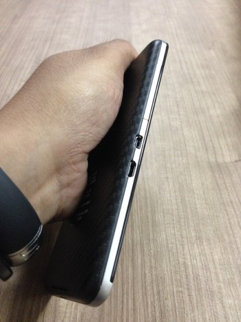 Khusus untuk Z30 ini, semuanya kami desain dengan bahan premium. Mulai dari casing, layar, sampai kualitas antenanya. Kualitasnya memang di atas Z10, kata Ardo Fadhola, Senior Country Product Manager BlackBerry Indonesia.