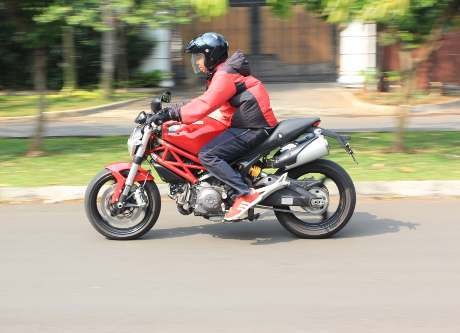 Merasakan Ganasnya Ducati Monster