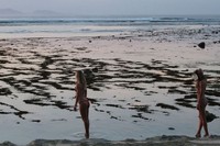 Para turis seksi berbikini sedang bermain di tepian pantai sembari menanti pemandangan sunset. Jangan heran, Anda bakal bertemu lebih banyak turis mancanegara di sini daripada wisatawan lokal (Afif/detikTravel)