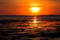 Sekitar pukul 17.30 WIB, pemandangan sunset mulai terlihat di Pantai G-Land. Langitnya menjadi kuning keemasan, keluarkan kamera dan potretlah momen tersebut (Afif/detikTravel)