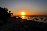 Tak ada polusi atau gedung-gedung tinggi yang bakal menganggu pandangan Anda saat melihat sunset. Matahrinya terlihat bulat jelas yang tenggelam di Samudera Hindia (Afif/detikTravel)