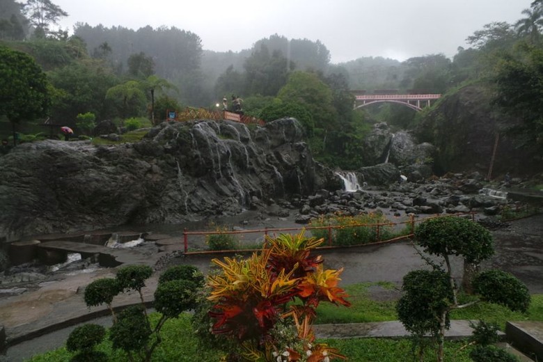 Bekas tempat jembatan yang rubuh dan jembatan yang baru (Tara/detikTravel) Bekas tempat jembatan yang rubuh dan jembatan yang baru (Tara/detikTravel)