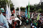 Buruh Blokir Jalan Medan Merdeka Selatan
