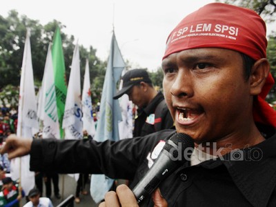 Buruh Blokir Jalan Medan Merdeka Selatan