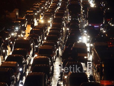 Usai Hujan Deras Thamrin Macet Parah