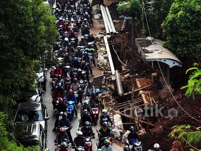 Ada Proyek Galian Pipa, TB Simatupang Macet