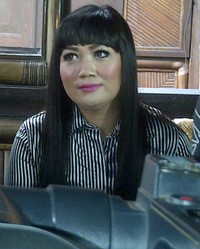 Mengenakan setelan kemeja garis hitam putih dan celana abu-abu, Rya muncul di depan puluhan awak media di RM Sari Sunda, Jalan Soekarno-Hatta, Bandung, Jumat (8/11/2013).