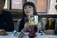Rya Fitria mengaku tidak pernah ada hubungan khusus dengan Akil, yang ada hanya hubungan profesional kerja untuk bernyanyi.