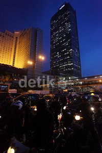 Kemacetan ini disebabkan adanya genangan air di sejumlah titik.