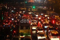 Tingginya volume kendaraan akibat jam pulang kantor semakin menambah kemacetan.