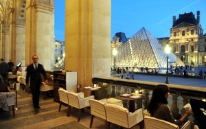 Di Restoran Mewah Ini, Orang Jelek Dapat Tempat Duduk di Pojok