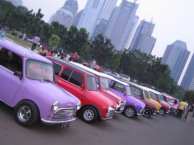 Jejak Mobil Mini dalam Kamera