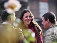 Kate selalu tersenyum. Carl Court - Pool/Getty Images.