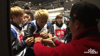 Ups! Tao 'diterkam' Kim Jong Kook. (SBS)