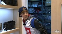 Xiumin diam-diam keluar dari tempat persembunyiannya. (SBS)