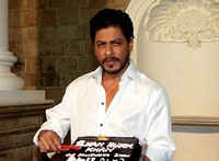 SRK dan kue ulang tahunnya. AFP PHOTO/STR.