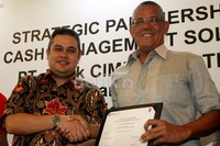 Chief Corporate Bangking Officer Bank CIMB Niaga, Pandji P Djajanegara (kiri) dan President Director Senayan National Golf Club, Nursalam Andi Tabusalla (kanan), usai menandatangani kerjasama di Jakarta, Jumat (8/11).
